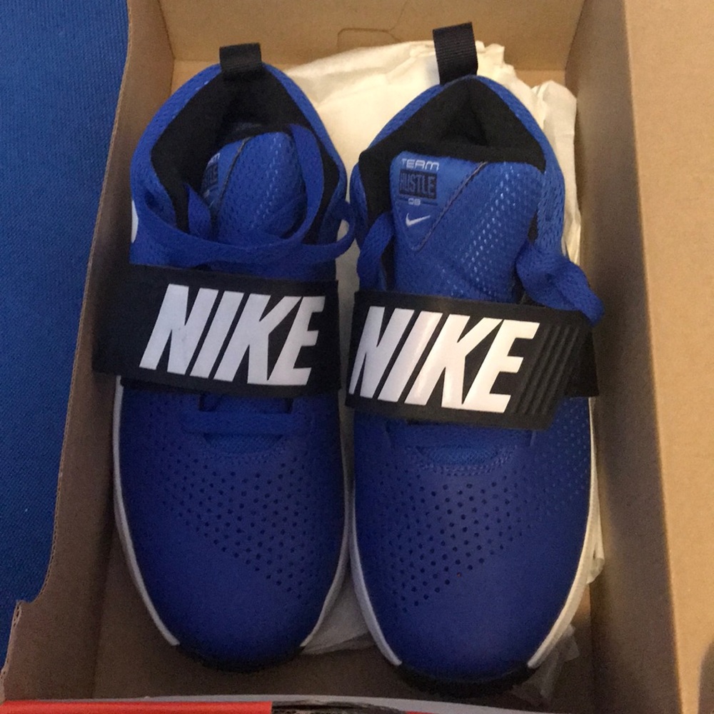 Nike Team Hustle D-8 (GS) 4Y Boys Sneakers